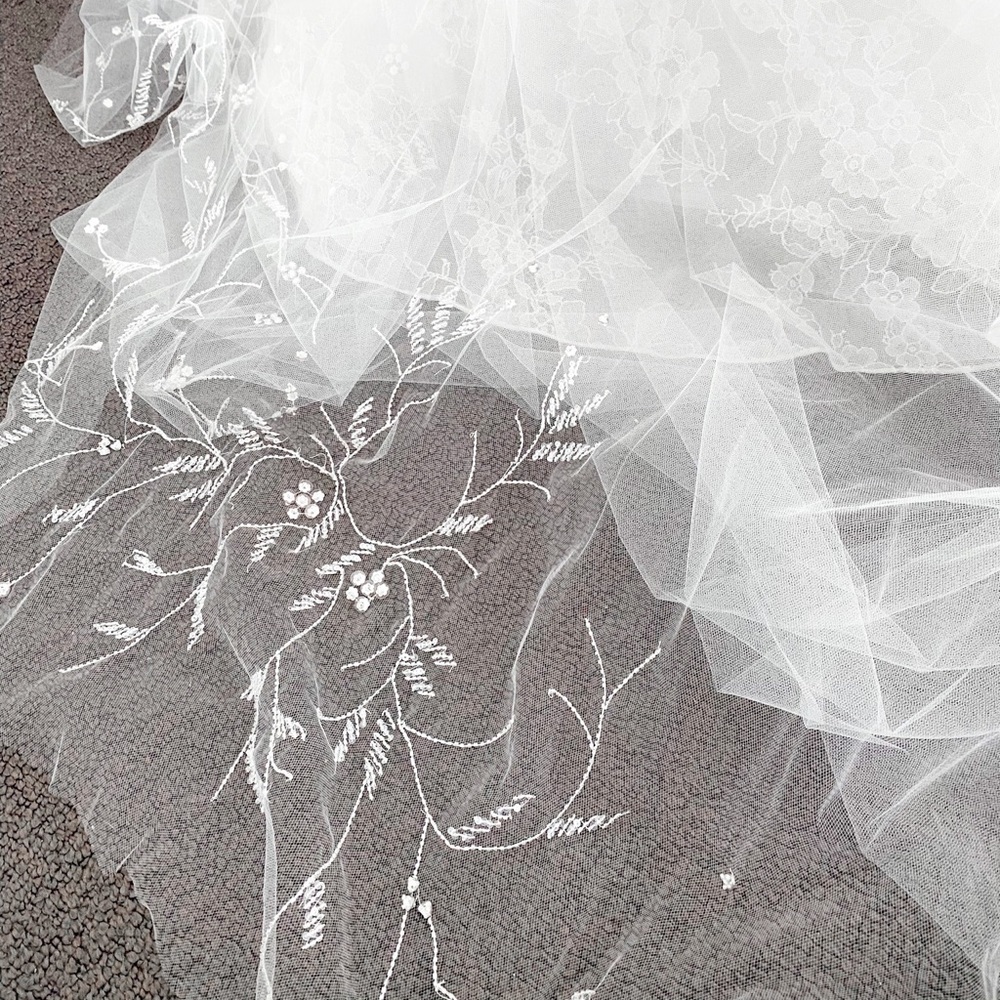 Monique Lhuillier Cathedral Veil - Picture 2 of 6
